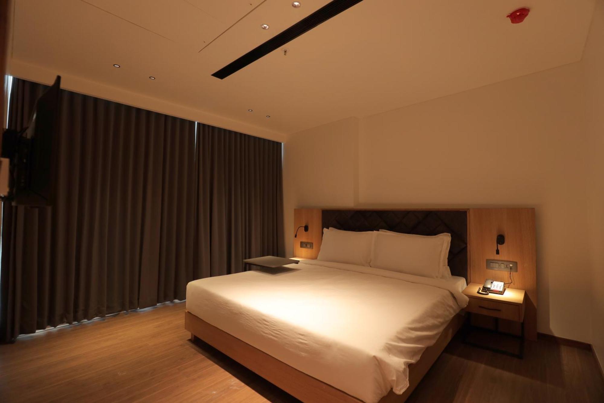 The World Surat Hotel Exterior foto