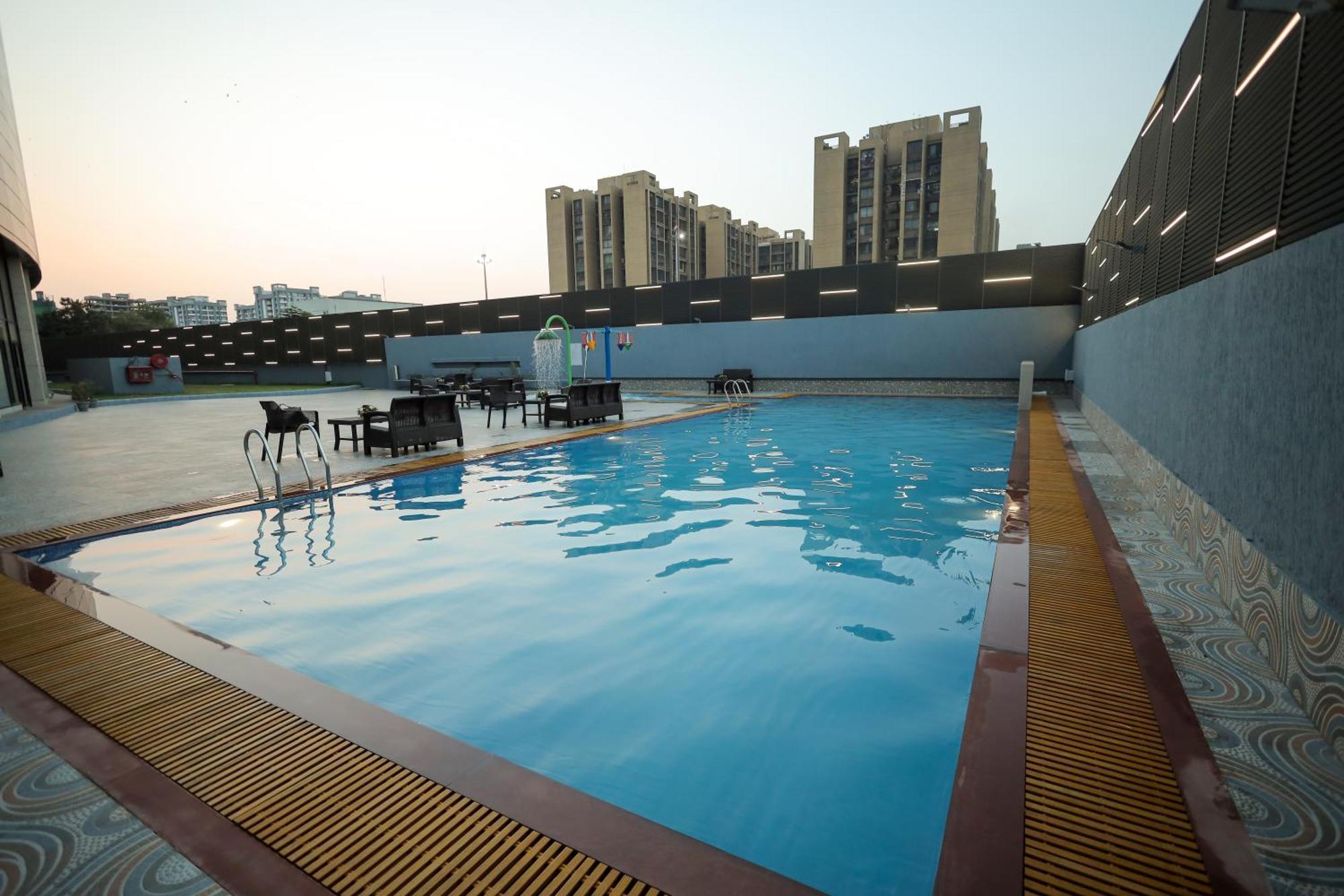 The World Surat Hotel Exterior foto